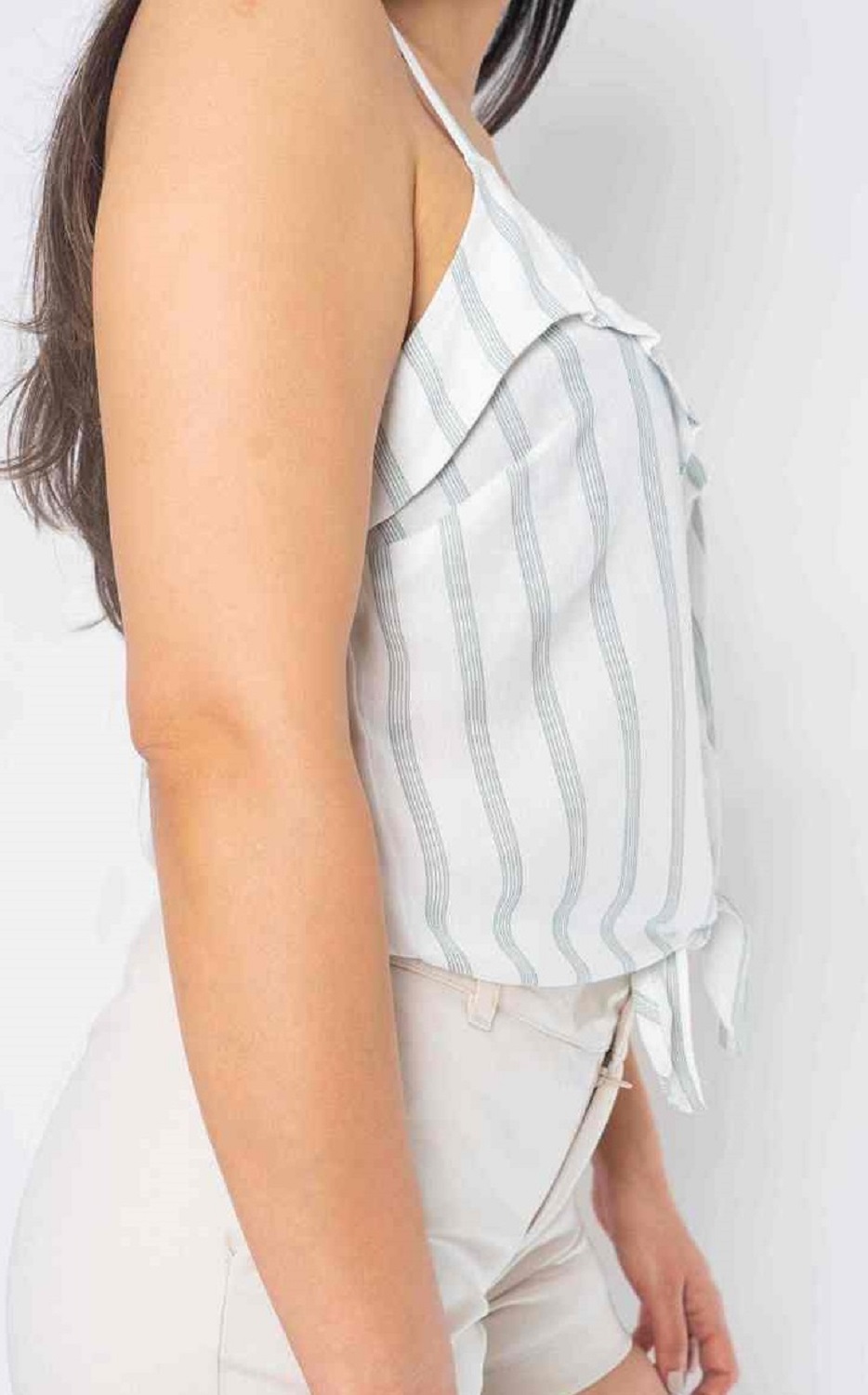BLUSA AMARRE CON BOBOS FRONTAL BLANCA RAYAS AZULES LATERAL
